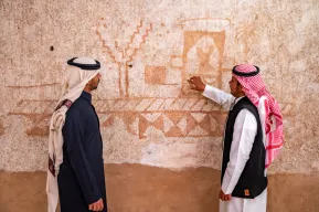 Di al ula kota oasis bersejarah di provinsi madinah arab saudi para pencerita yang dikenal sebagai rawi berperan menjaga tradisi lisan dan ingatan kolektif masyarakat setempat